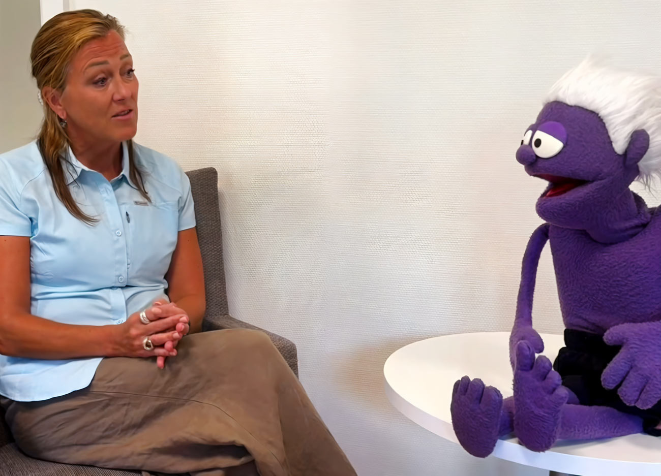 Skoldirektör Anna-Karin Mäntylä och den lila figuren Smaskis