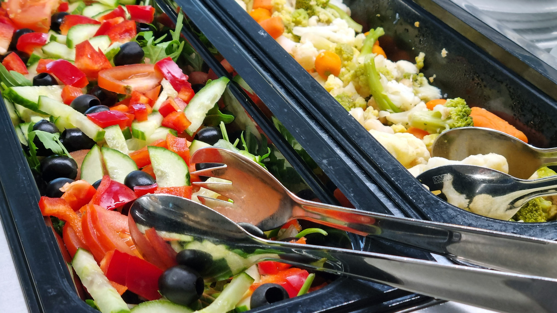 Salladsbuffé i skolrestaurang.