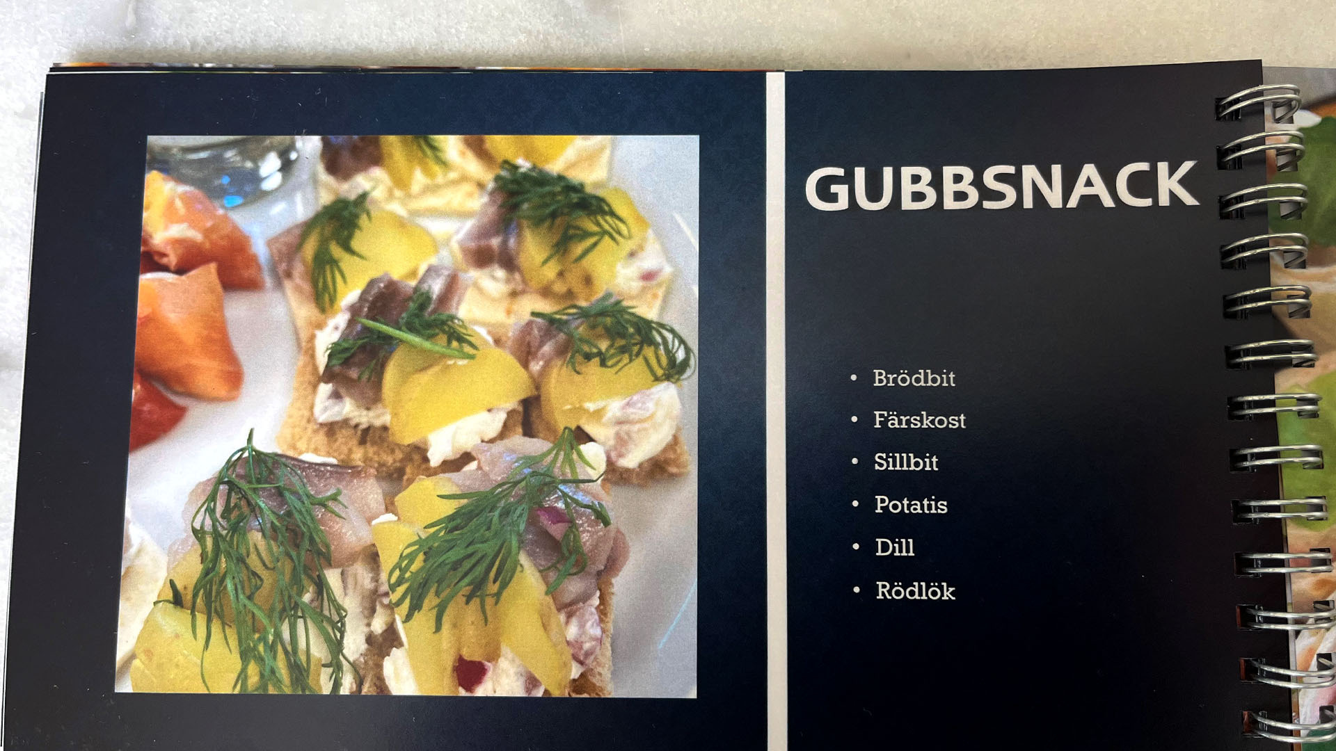 Recept på "gubbsnack" med sill, potatis, dill, färskost, rödlök och bröd