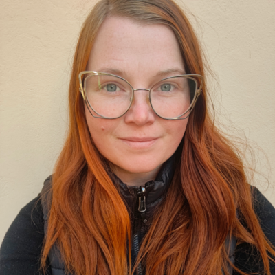 Josefin Töllborn har rött hår och glasögon