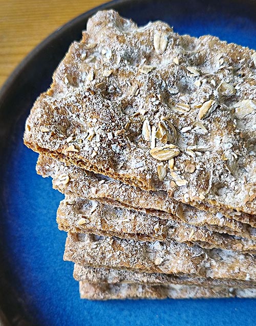 Ett flertal knäckebröd på en blå tallrik