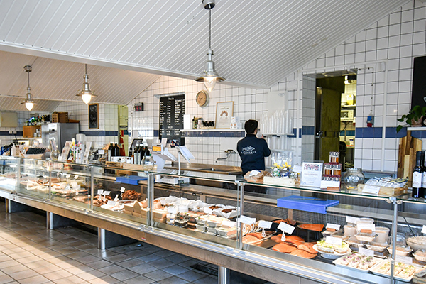 Interiör bild som visar en lång fiskdisk.