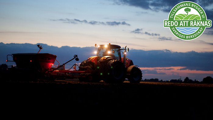 Man som håller fram en lax samt loggan för artikelserien ovanpå.