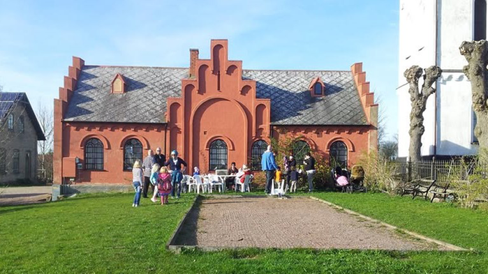 Människor samlade utanför byastugan.