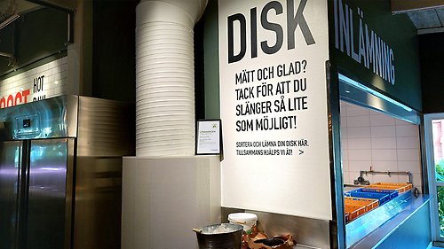Diskinlämning i en skolrestaurang.