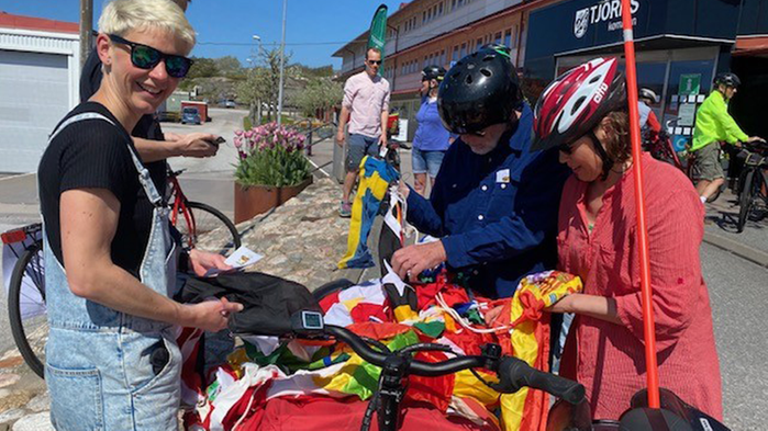 Personer som pimpar en cykel.