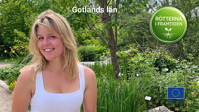 Sara Thunegard har vitt linne och ljust hår där hon står i solen