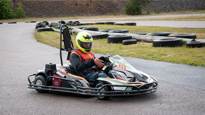 Man som kör gokart