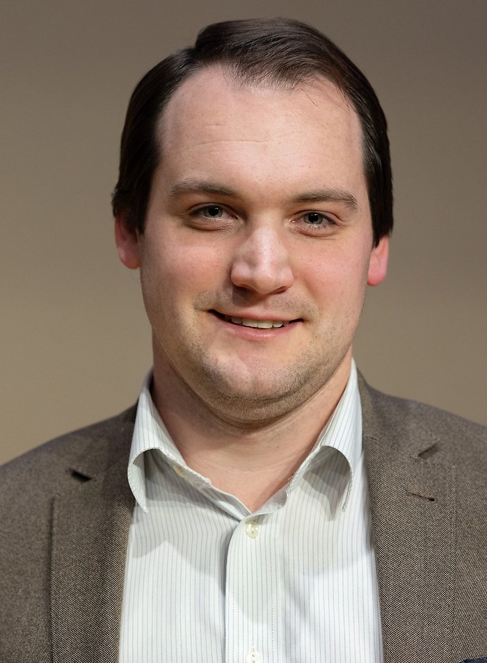 Sebastian Remvig har en beige skjorta och brun kavaj på sig