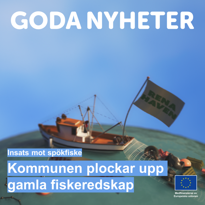 Båt som drar ett nät med uppplockade fiskeredskap. Ovanför syns en flagga med texten "Rena haven".