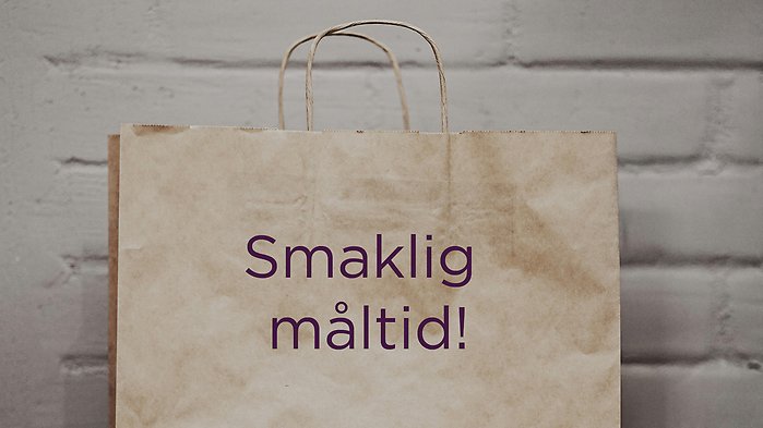 En papperskasse som det står "Smaklig måltid" på