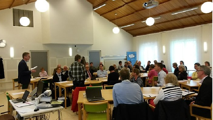 En grupp människor jobbar tillsammans under innovationsseminariet